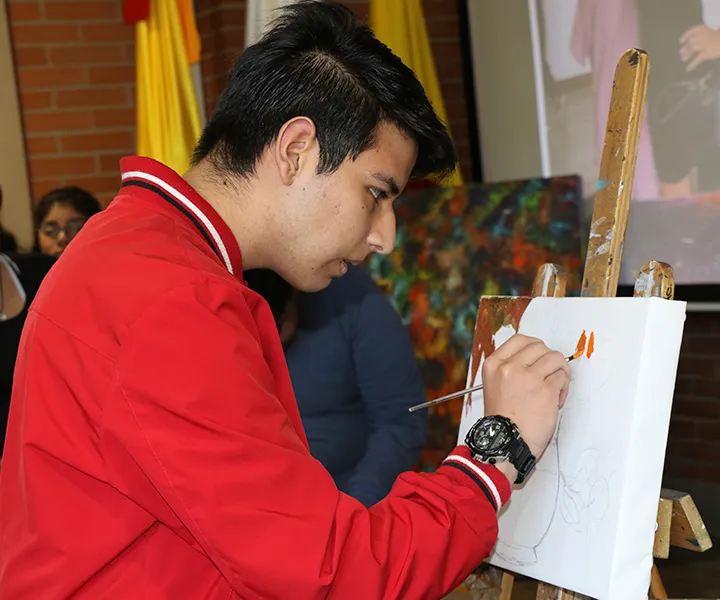 Estudiantes participan en espacios lúdicos y pedagógicos en la Bienal Híbrida de Arte al Barrio