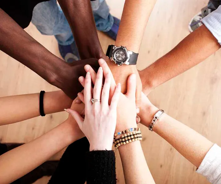 Manos diversas unidas, planificando un proyecto