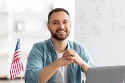 Hombre en el computador