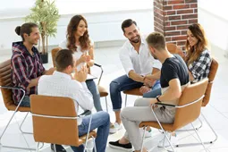 Grupo de personas en mesa dialogando