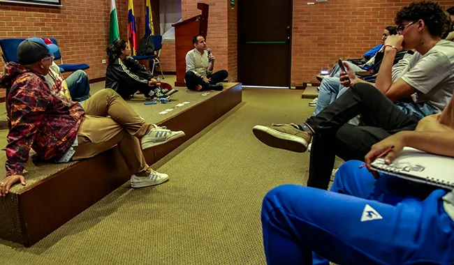 Estudiantes y docentes reunidos en un conversatorio académico 