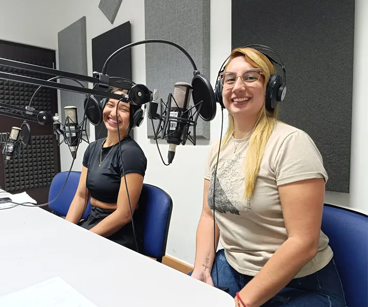 Estudiantes pertenecientes al semillero en la cabina de radio grabando el podcast.
