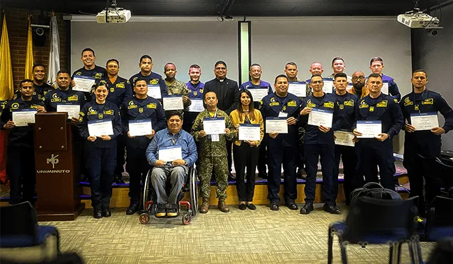 Grupo de auxiliares Armada Nacional posando con su certificado 