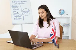 Persona sentada con bandera de USA
