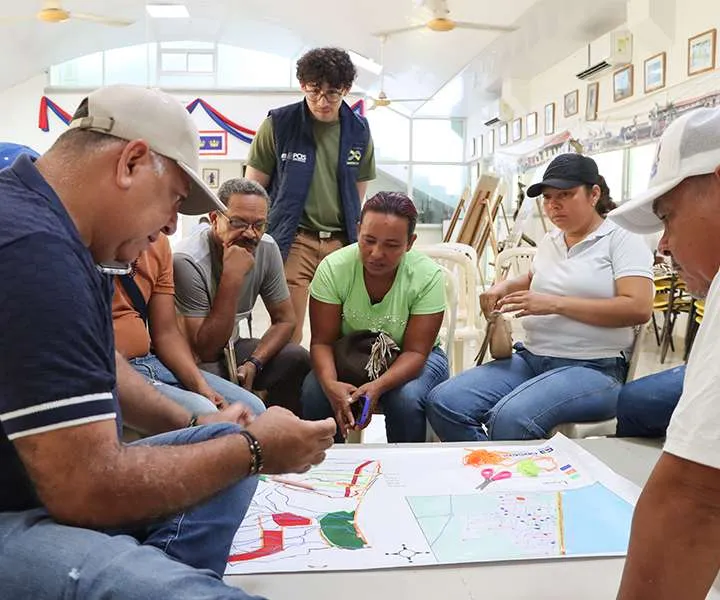 Mujeres y hombres de distintas unidades productivas de la Troncal Coveñas realizan cartografía social de su territorio