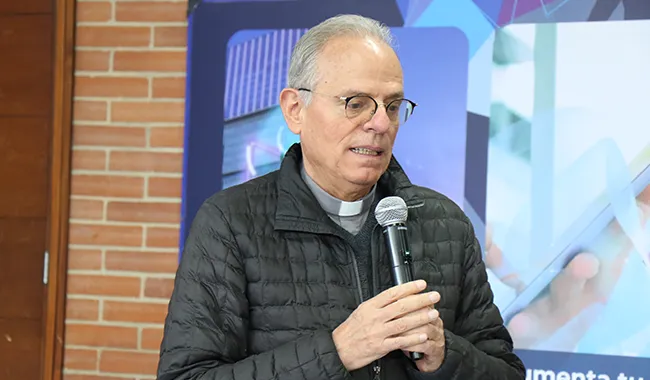 Padre Camilo Bernal hablando