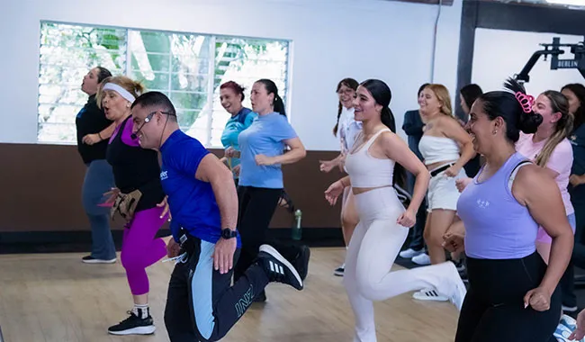 Clase de rumba en el gimnasio 