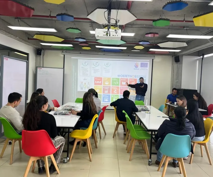 Taller BeGlobal con ONGs en Colombia
