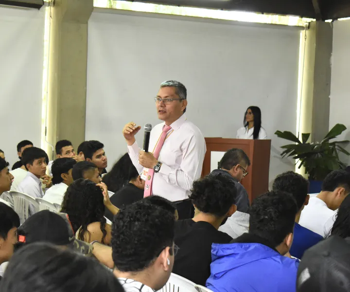 El Ingeniero Jonh Ricardo Madero Cubillos, CEO de Robokids, durante su ponencia en Flisol 2025 Ibagué. 2