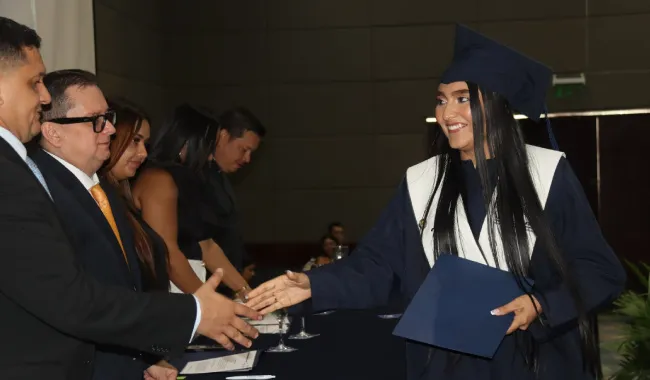 Estudiante saluda
