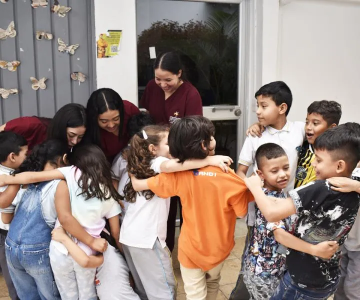 Niños del Club Didáctico y estudiantes de Licenciatura en Educación Infantil durante una jornada de aprendizaje y diversión.3