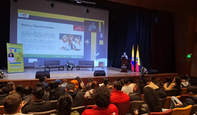 Estudiantes en el Teatro Minuto de Dios - Mujeres en la Ciencia 