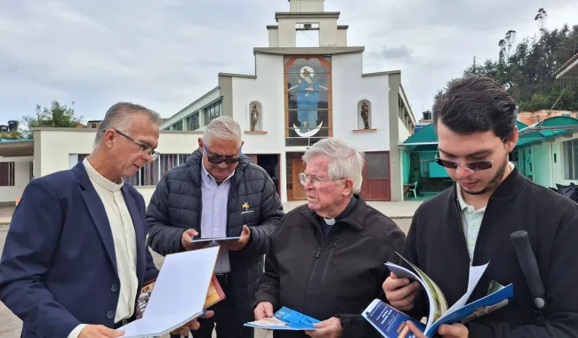Directivos de UNIMINUTO con el rector del Colegio Seminario Menor Diocesano