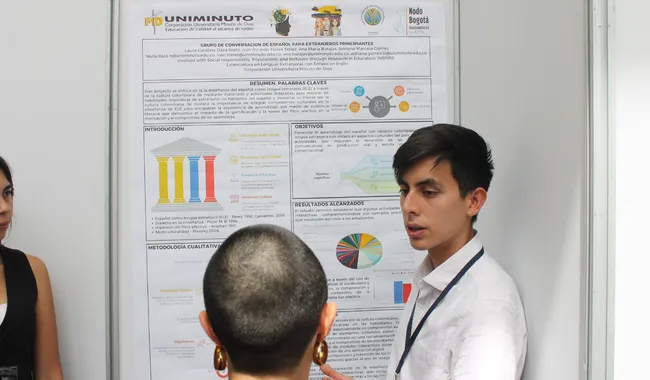 Estudiante en exposición de proyecto de investigación