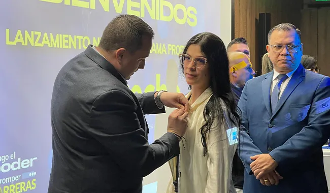 Acto simbólico, entrega de la cruz UNIMINUTO a los invitados especiales