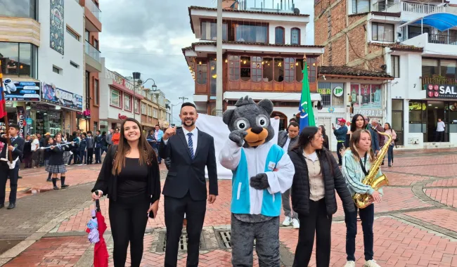 Minu, directivos y estudiantes en el desfile en el Parque Julio Florez