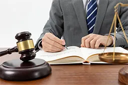 persona escribiendo en una mesa con un mazo