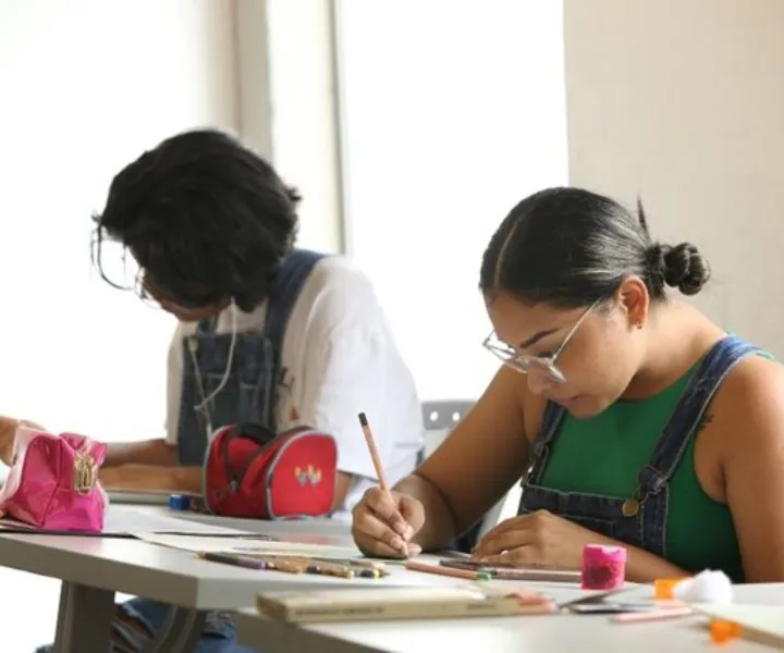 Estudiantes en salón de clases