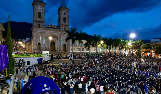 Plaza Mayor de Fusagasugá con asistentes invitados en el lanzamiento de UNIMINUTO Fusagasugá