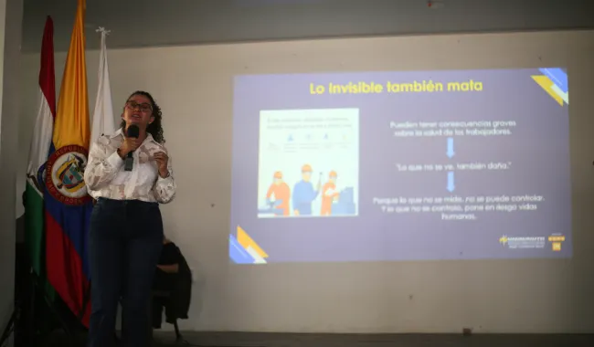 Bibiana Andrea Zuluaga, coordinadora de la Especialización en Seguridad Industrial e Higiene Laboral durante la conferencia que dictó a todos los asistentes. 