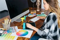 Mujer diseñadora con tabla digitalizadora