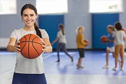 Deportista con balón de baloncesto en la mano