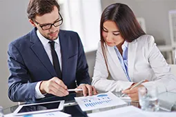 Dos personas revisando gráfico