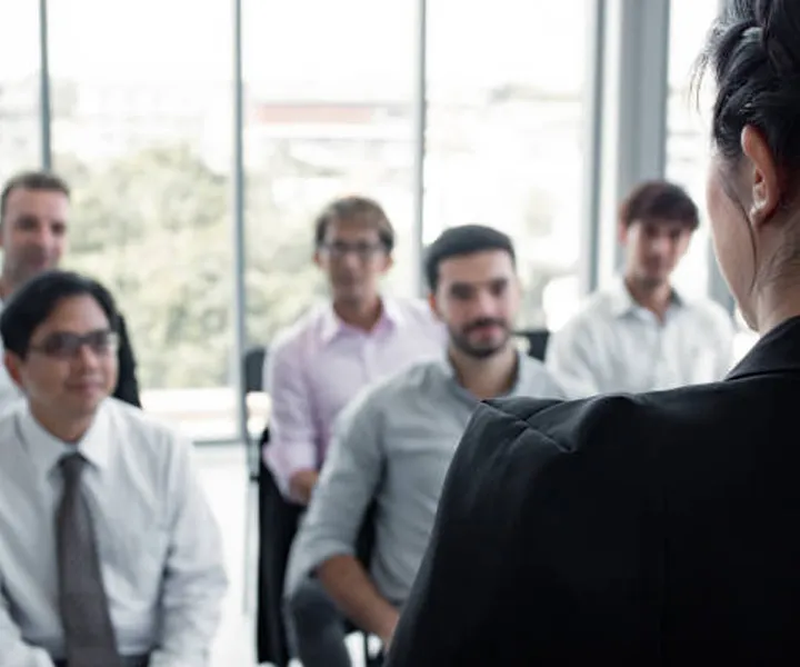 Mujer liderando una reunión 