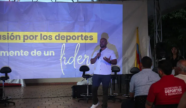 Persona hablando al público