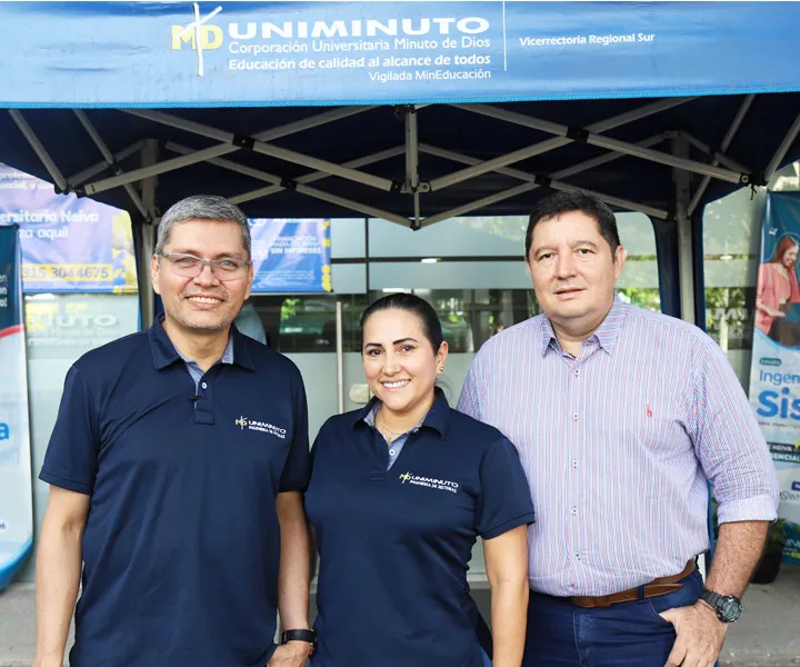 El docente Ricardo Madero y la estudiante Diana Vargas, junto al Coordinador de programa Ing. de Sistemas RCS CU Neiva
