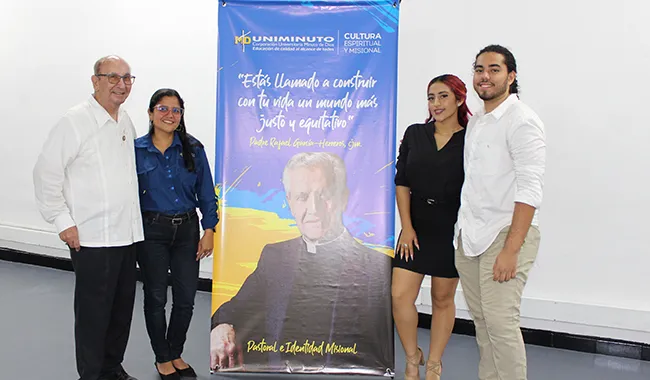 El Padre Gabriel Alberto Reyes Tristancho, Cjm, y Eliana Carballo, Coordinadora de Pastoral del CU Bucaramanga, acompañados por los estudiantes líderes que impulsan la misión pastoral.