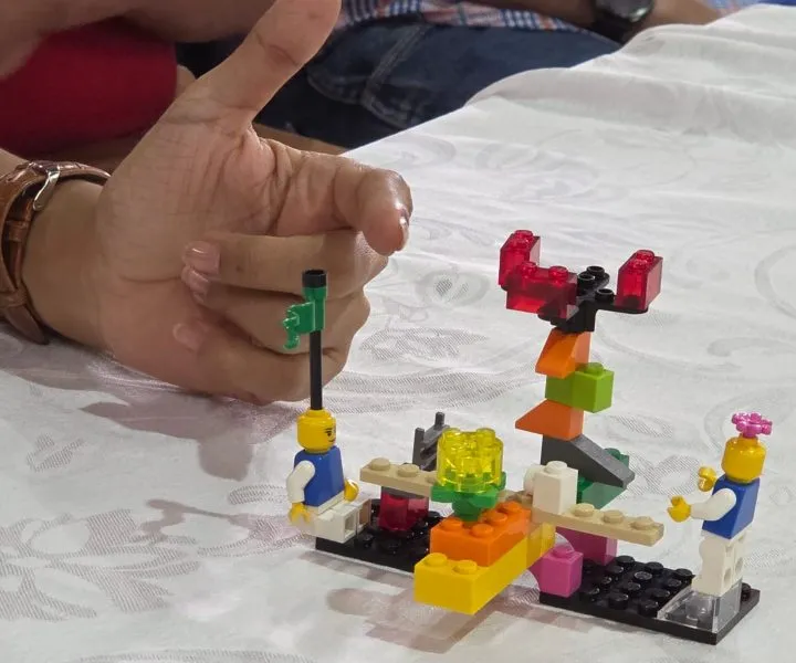 Persona jugando con fichas de LEGO