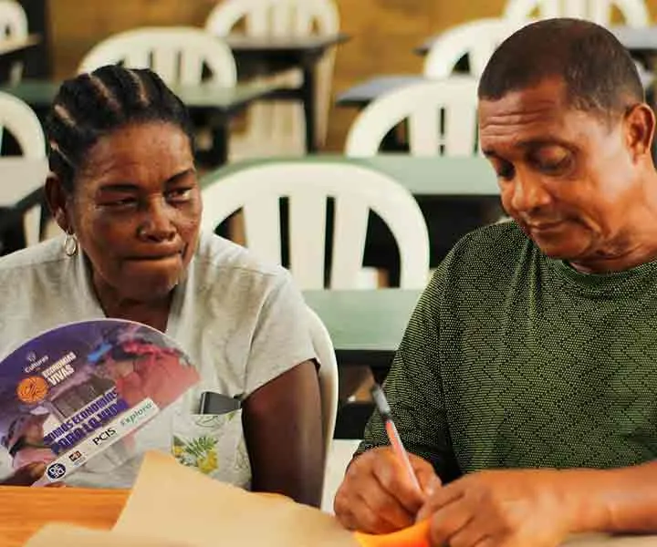 Dos personas una mujer y un hombre pertenecientes a la unidades productivas del choco participan en la socialización del proyecto como economías para la vida