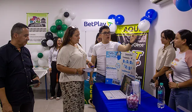 Comunidad académica visitando diferentes stands de los estudiantes donde realizaron sus practicas  