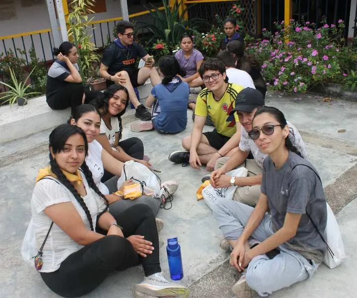 Estudiantes compartiendo
