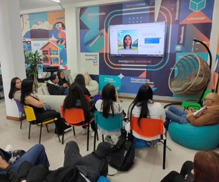 Estudiantes en aula de clase