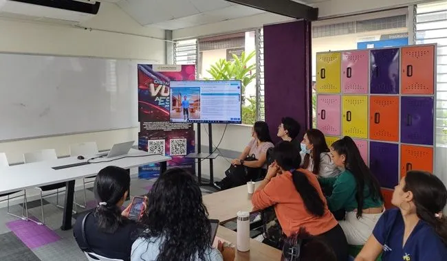 Foto de estudiantes en aula de clase