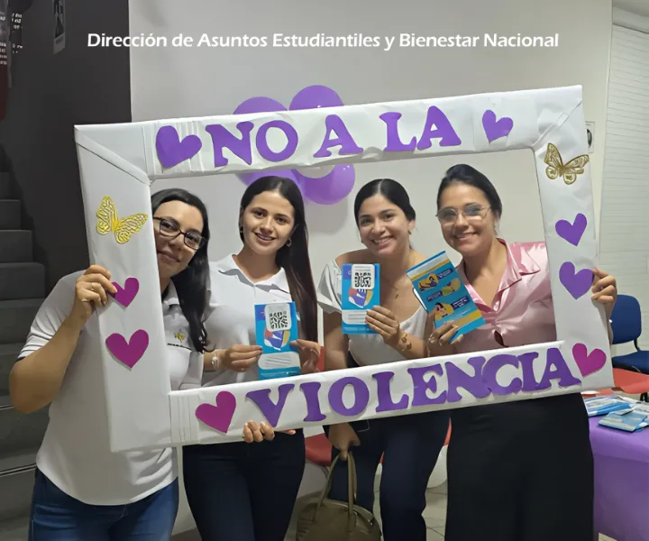 Imagen de mujeres con un letrero "No a la violencia"