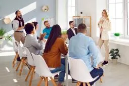 Grupo de trabajadores en oficina reunidos