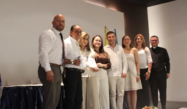 Entrega del reconocimiento al Centro Universitario Girardot