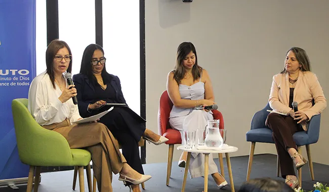 panelistas conversan sobre realidad de la educación en Cali