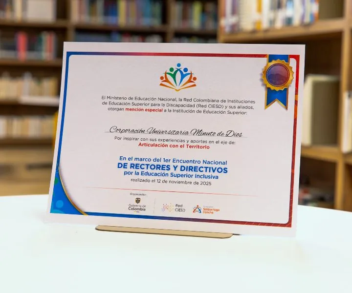 Foto del diploma de reconocimiento entregado a UNIMINUTO