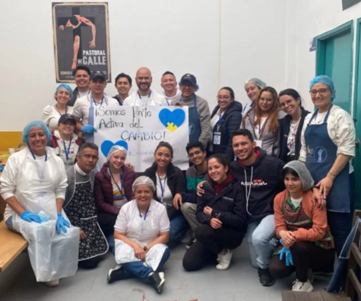 Grupo de voluntarios en comunidad