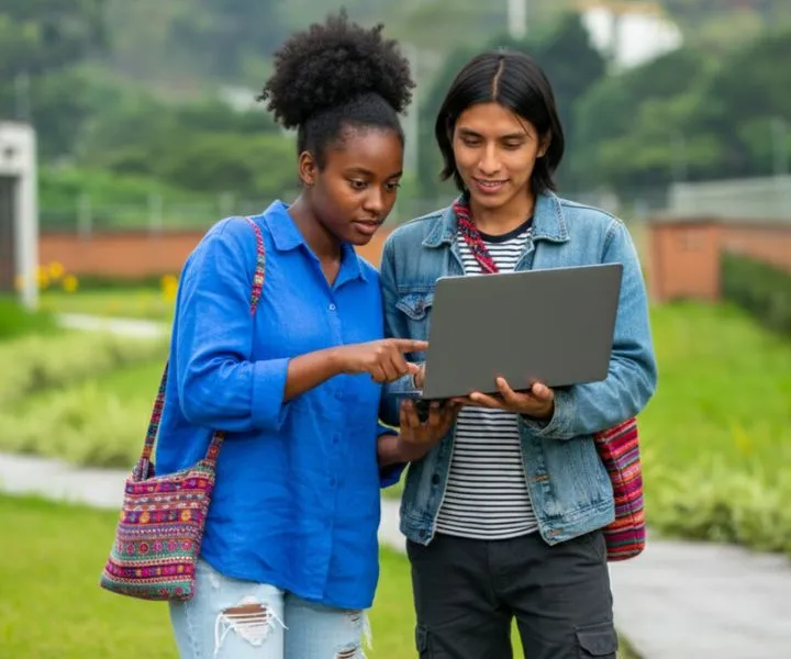 Estudiantes navegando en un computador