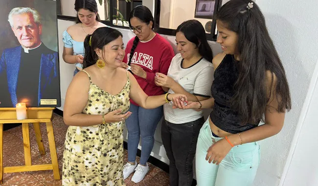 Docente Líder del programa Inmersiones Sociales de CU Bucaramanga entrega símbolo a estudiantes 
