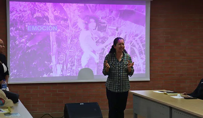 Docente explicando el taller