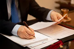 hombre-firmando-documentos.jpg