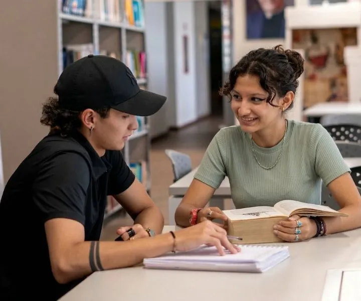 Estudiantes universitarios conversando