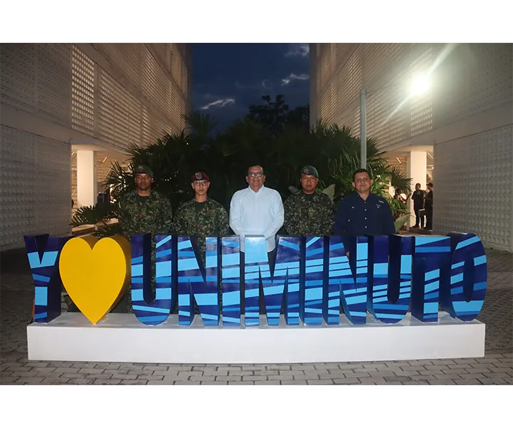 Grupo de participantes y representantes institucionales posan frente a un letrero de “Yo amo UNIMINUTO” en la sede Orinoquía-Amazonía durante la certificación del curso de drones.