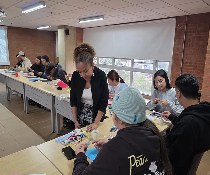 Docente indica el paso a paso del taller para bordar